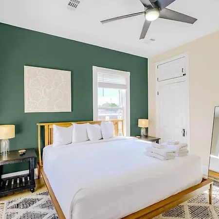 Aerie Loft: Cozy 1-Bedroom Retreat In Biloxi, Perfect For Couples!
